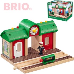 BRIO DŘEVO Vlaková stanice set s výpravčím funkce nahrávání REC Světlo Zvuk